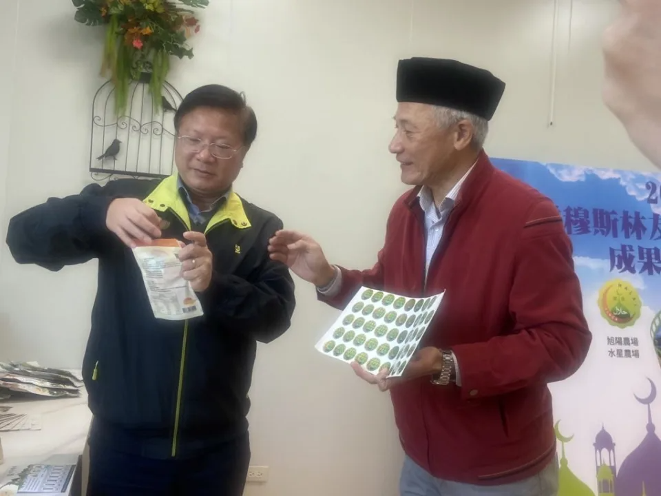 西拉雅風管處認證不含有豬和酒的清真美食和伴手禮。(記者張淑娟攝)